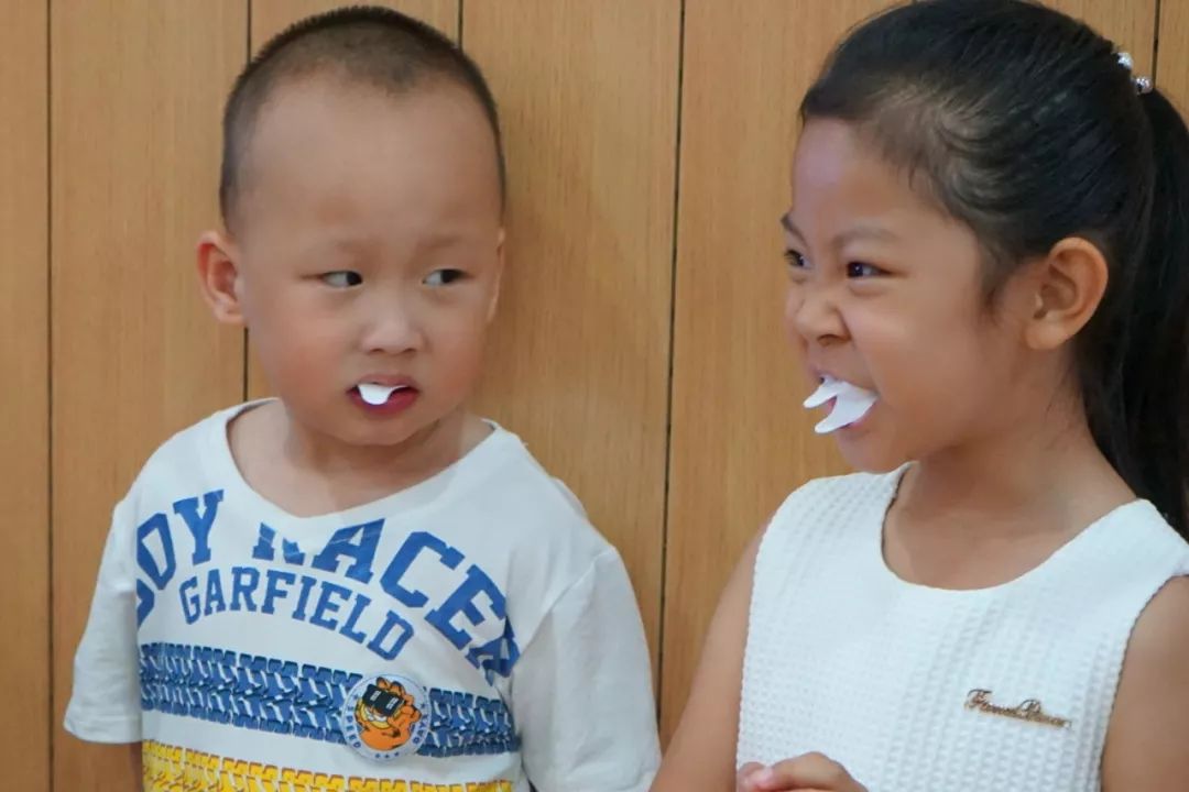 注重牙齿健康 | 力迈幼儿园九华园牙齿涂氟活动