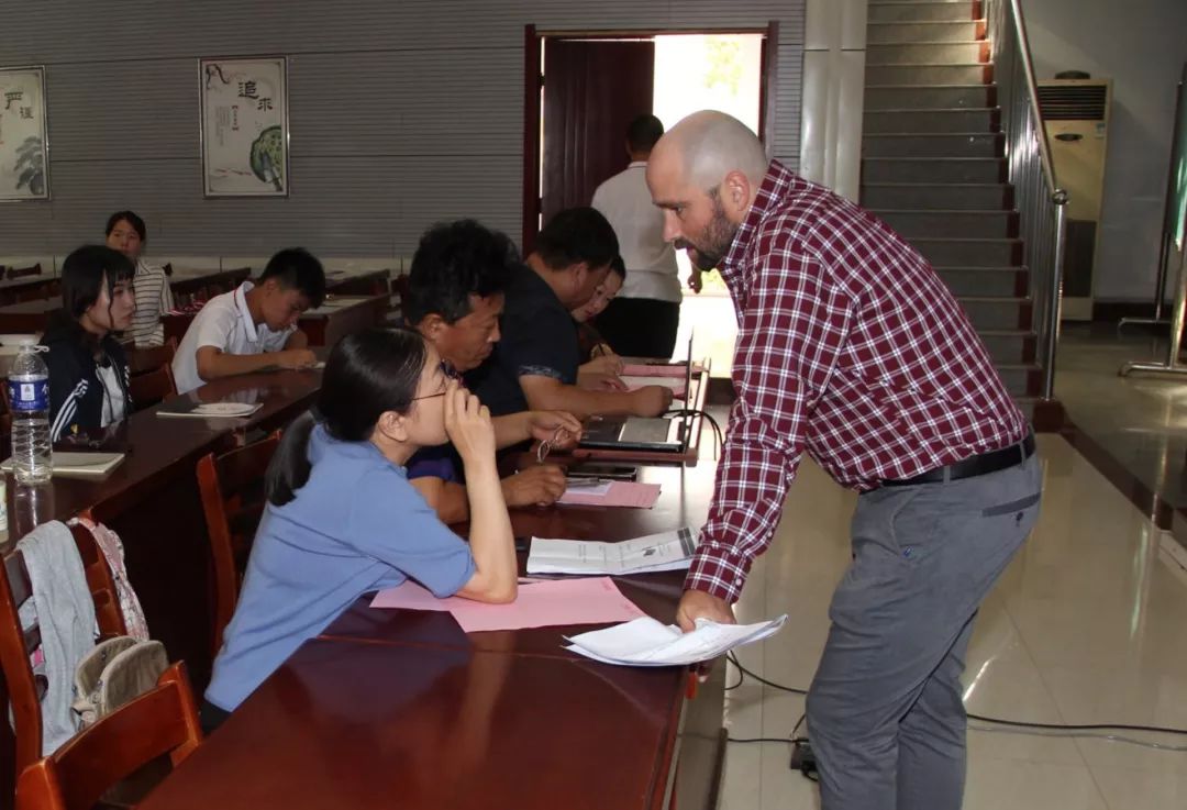 邢台一中国际部教师节举行“尊师重教”英语口语大赛