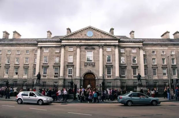 爱尔兰古老的大学来访