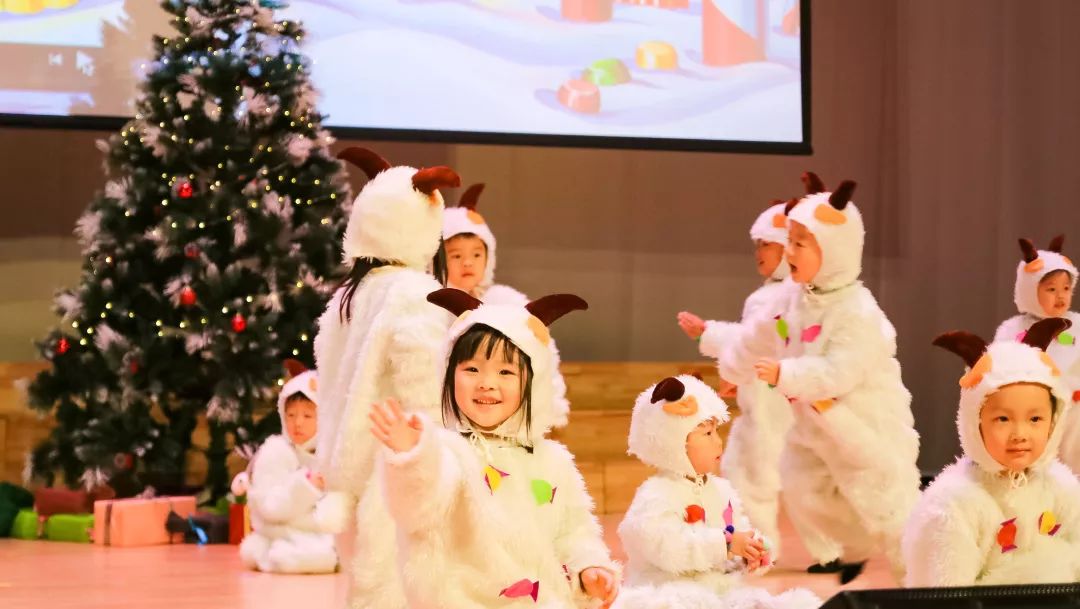 年幼的小演员，用“圣诞”的剧目，给你纯真的祝福！
