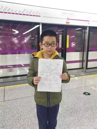 8岁男孩自创成都地铁线路图，小小的身体中隐藏着多大的创造力？