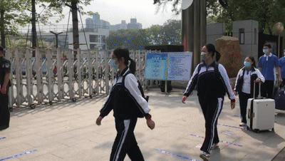 今天，深圳14万学生返校！直击首批学生返校现场！