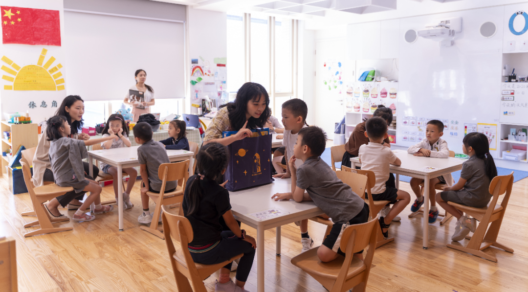 “放学了还想偶遇老师！”为什么爱文深圳校区的老师这么受学生喜爱？