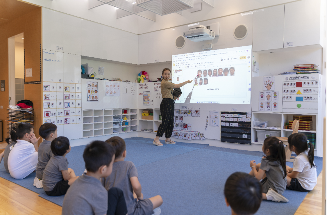 “放学了还想偶遇老师！”为什么爱文深圳校区的老师这么受学生喜爱？