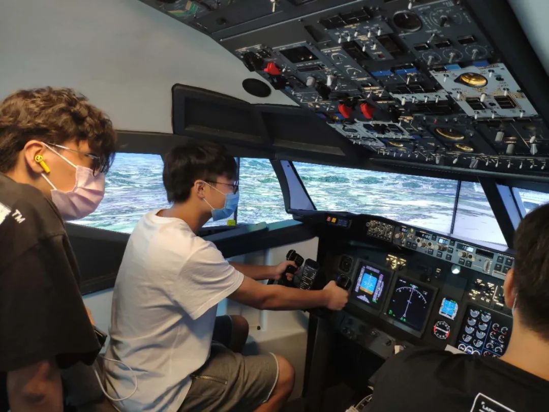 酷！今天康桥书院国际部带学生们学习开飞机