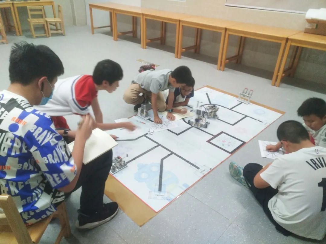 十里银滩学校STEM校队，斩获机器人世界锦标赛预赛两项冠军