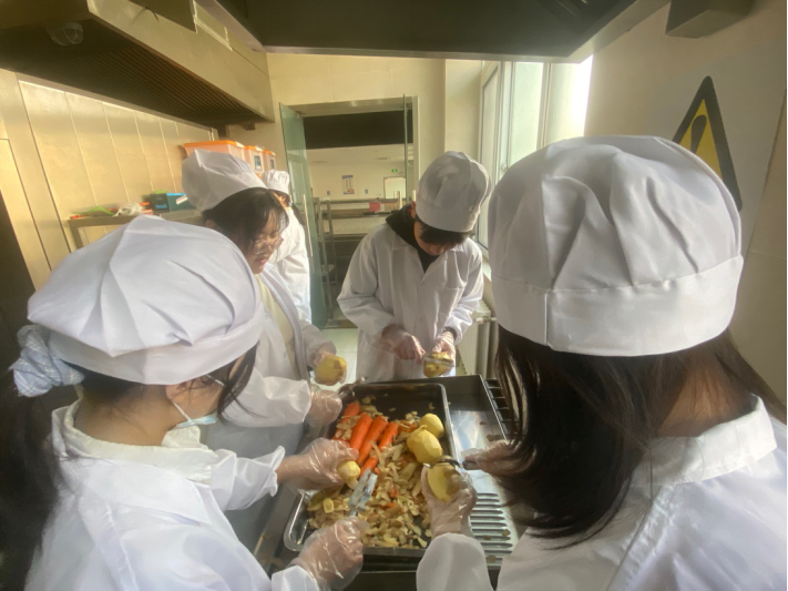 庆元旦 迎新年 | 徐州华顿国际学校国际高中烤鸡制作活动