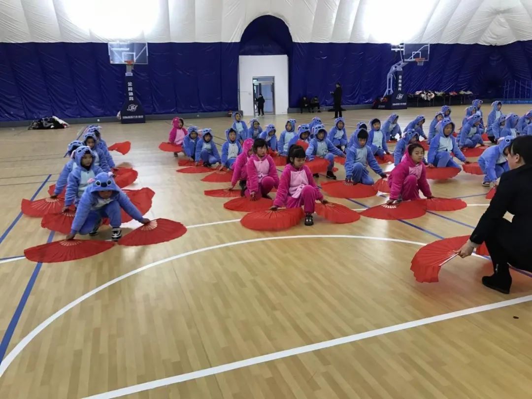 一曲阳光 红扇飘扬——合肥世界外国语学校	小学部举行课间操比赛