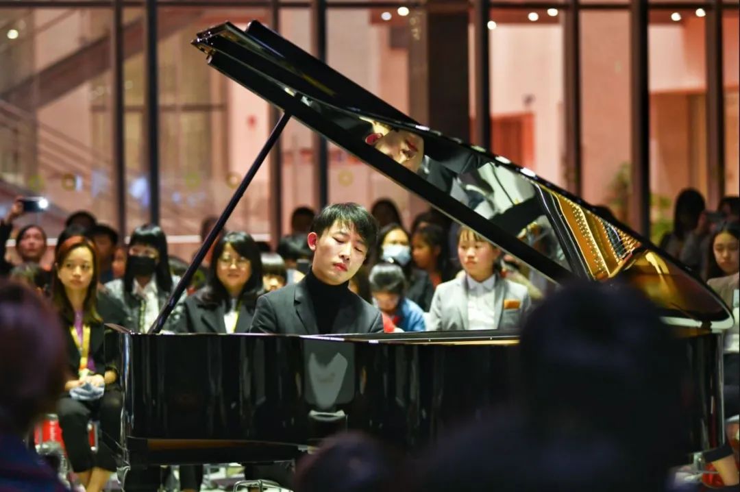 国际钢琴演奏家刘骥携手荟同学生，邀你聆听一场“冬季钢琴演奏会”