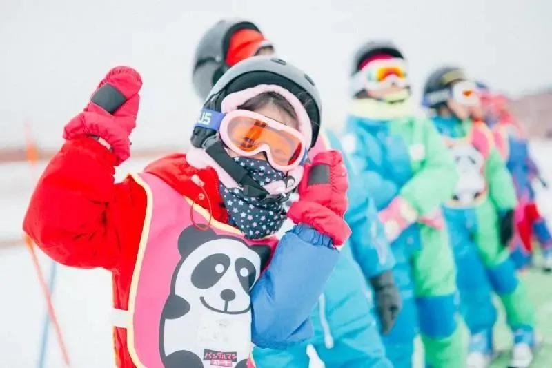越来越受欢迎的滑雪运动，能给孩子带来什么？