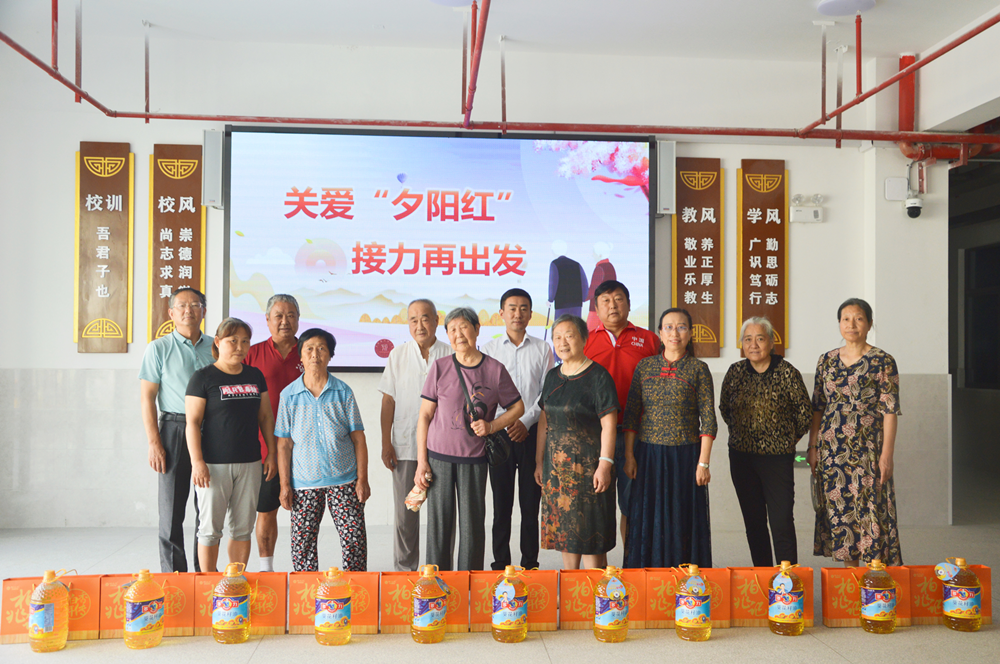 来安县永阳小学中秋组织退休教师参观新校区活动