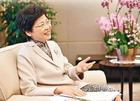 热点！香港首任女关长就职！林郑月娥监视！这个女人太不简单！