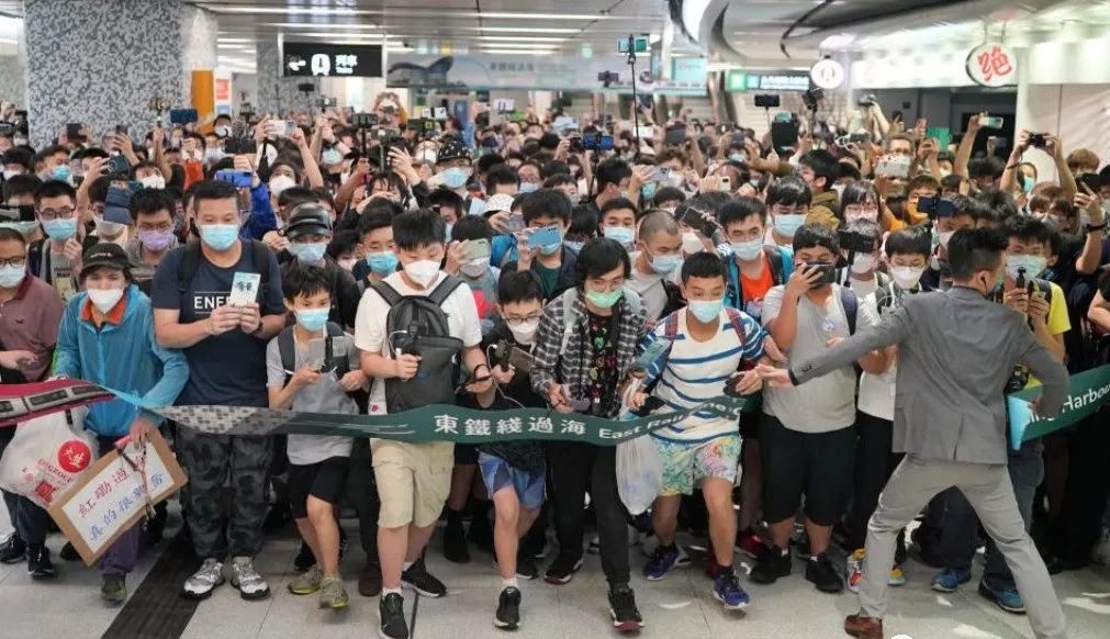 2000+人挤爆“头班车”，深圳过关可直达港岛！香港东铁线过海段通车！