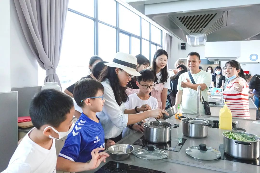 9月起中小学生要学做饭？来东华文泽学校提前体验“服务即行动”！