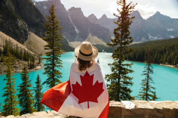 加拿大移民部申请暴增26万份！留学生、游客大军即将蜂拥而至！