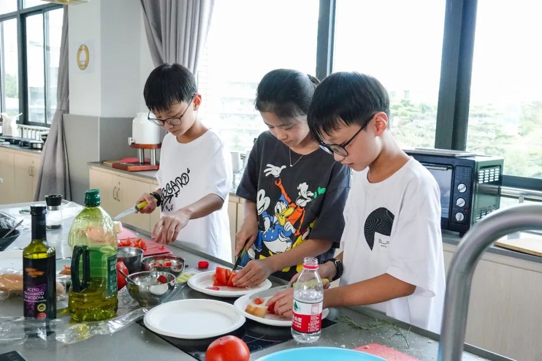 9月起中小学生要学做饭？来东华文泽学校提前体验“服务即行动”！
