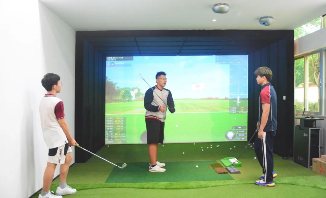 新哲高尔夫模拟练习室正式启用，高尔夫特色体育课开课！