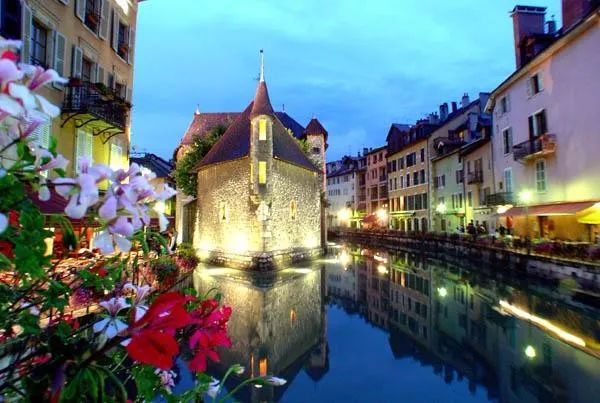 抓住暑假的尾巴，去看看法国人心目中最值得去的10个小镇！