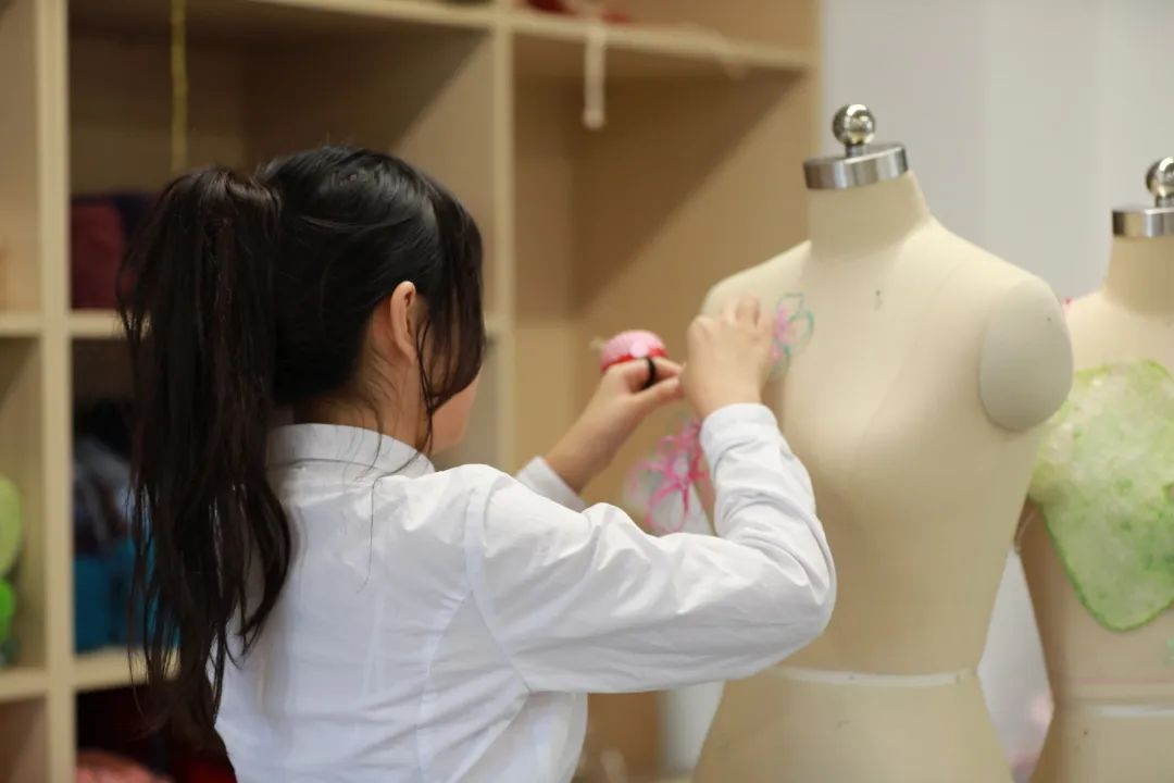 伦艺录取率高达76.9%辰美学子第10枚伦艺offer来自最难申请的服装设计专业