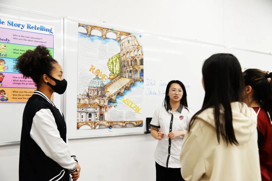 AIC课堂 | EFL gallery exhibition presentation, 学生在课堂上通过实践获得知识