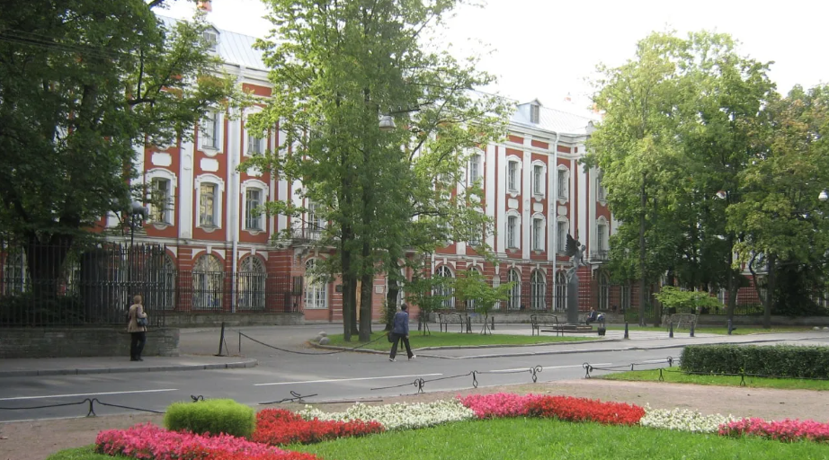 圣彼得堡国立大学决定2023年关闭文学院！俄卫生部加快投入新型新冠疫苗！