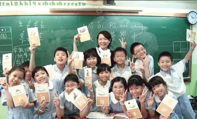 不会粤语也能读？这些香港名校用普通话+简体字教中文课，内地港宝福音！