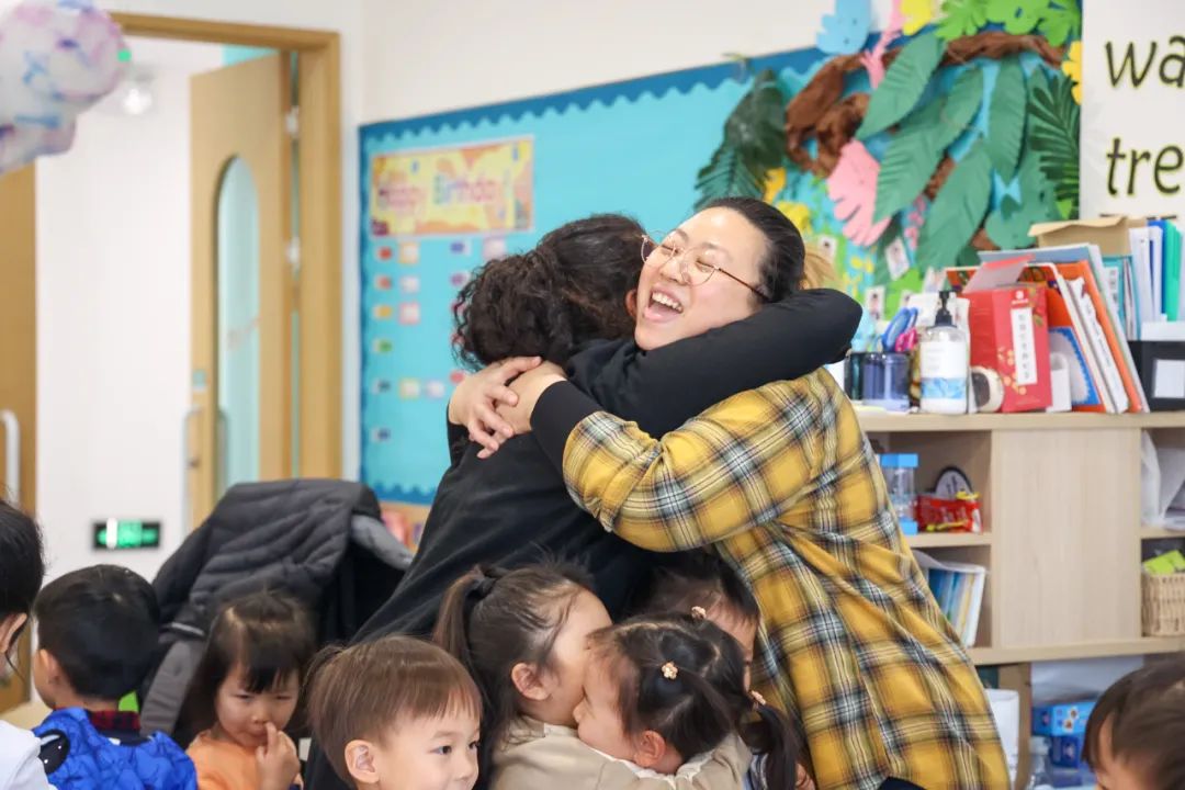 【Photos 校园剪影】情人节送给你来自4岁班小朋友的免费拥抱，以及托班小朋友分享的饼干！