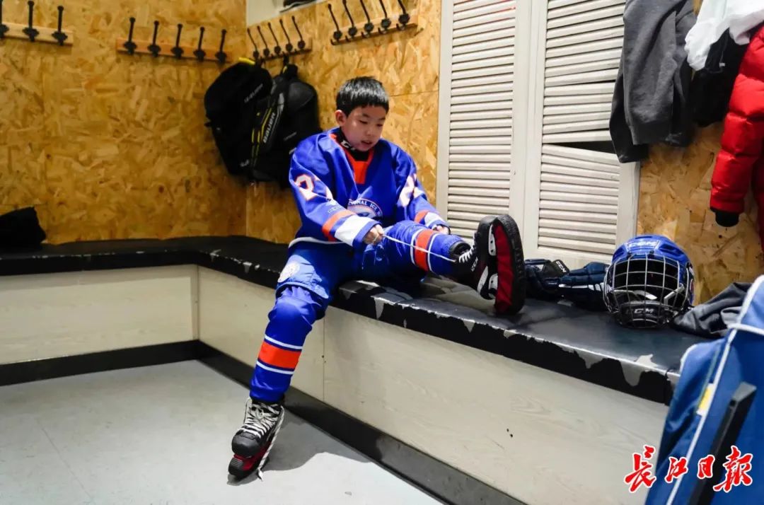 飞鸟集｜9岁的冰球少年获全省最佳 在梦想和学业之间，父亲的选择是……