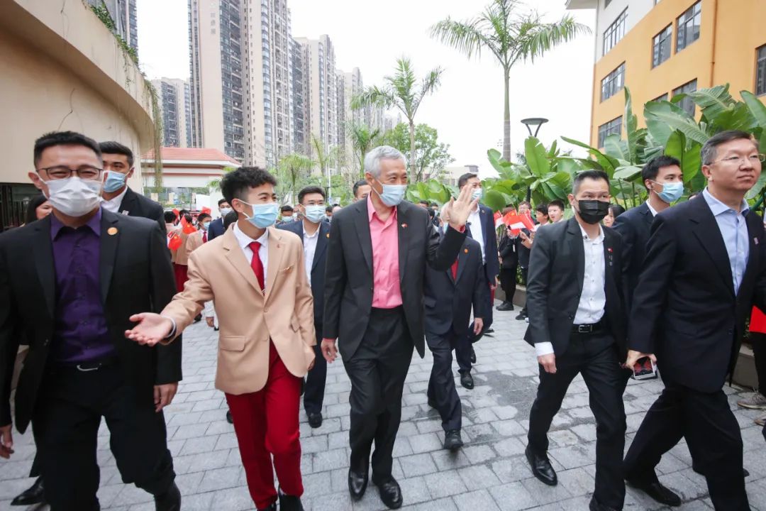 新加坡总理李显龙视察广州新侨学校
