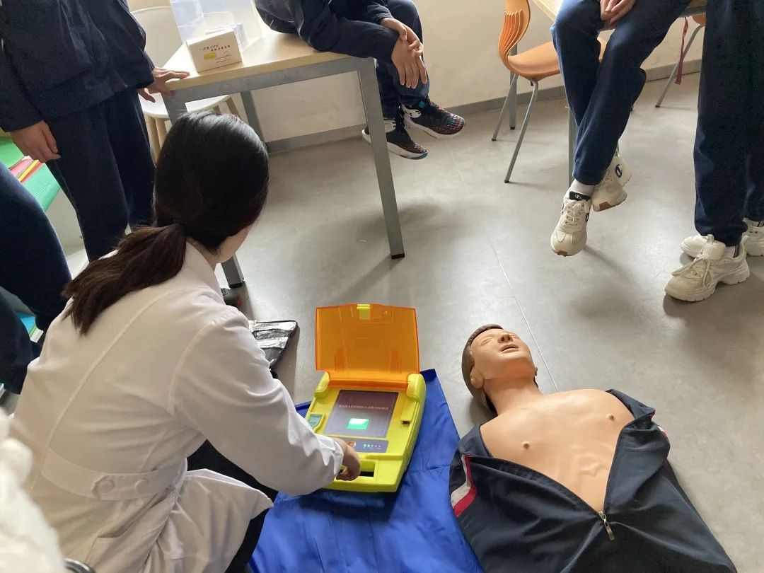 CPR心肺复苏进课堂｜在道法课上体验 “生命” 的可贵