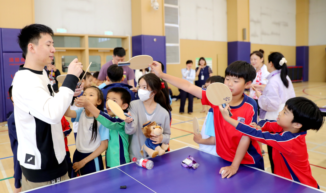 一堂别样的“体育课”：乒乓球世界冠军走进海口哈罗学校
