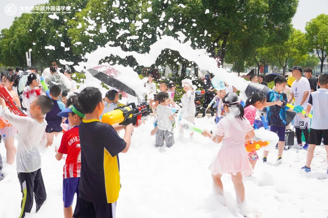 快来感受孩子们盼望了一年的“疯狂水仗日”活动吧！