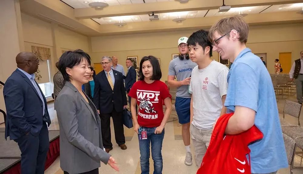 中国女留学生成美国知名大学校长，她打破了华裔女性天花板