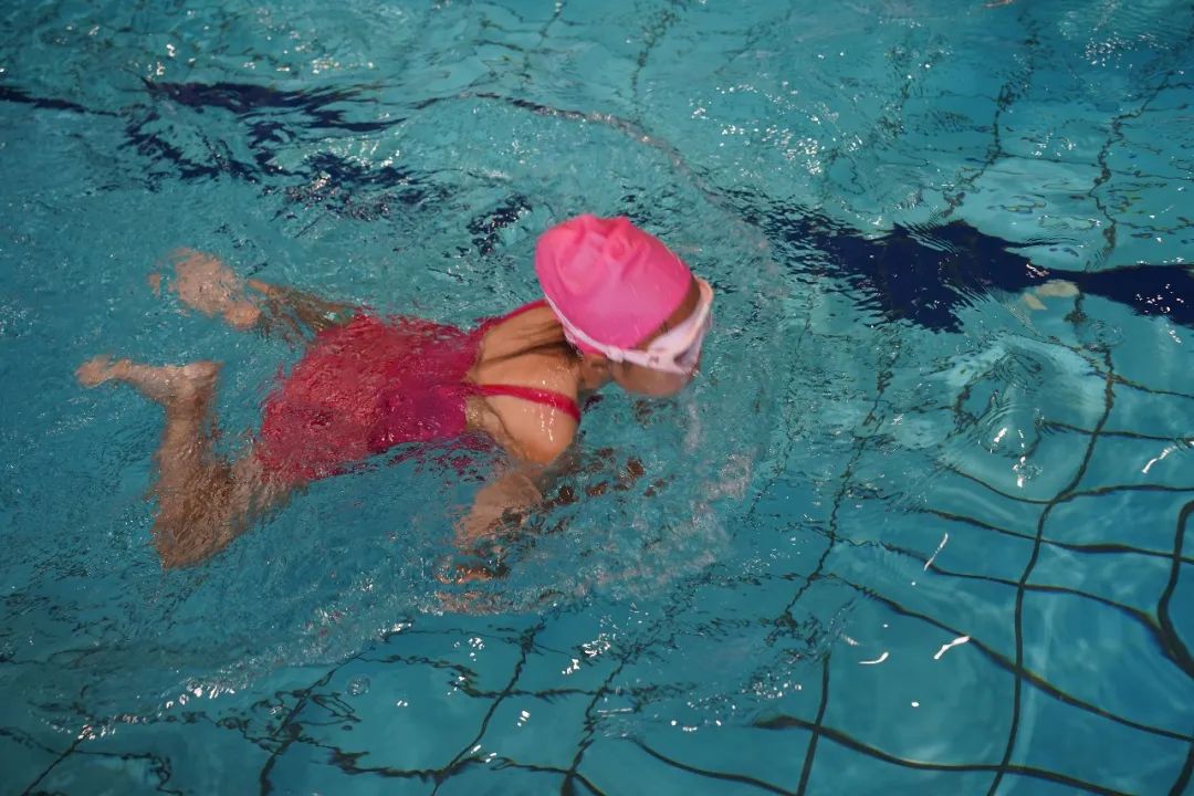 夏天怎么能不游泳？南双小学首届游泳比赛超嗨~