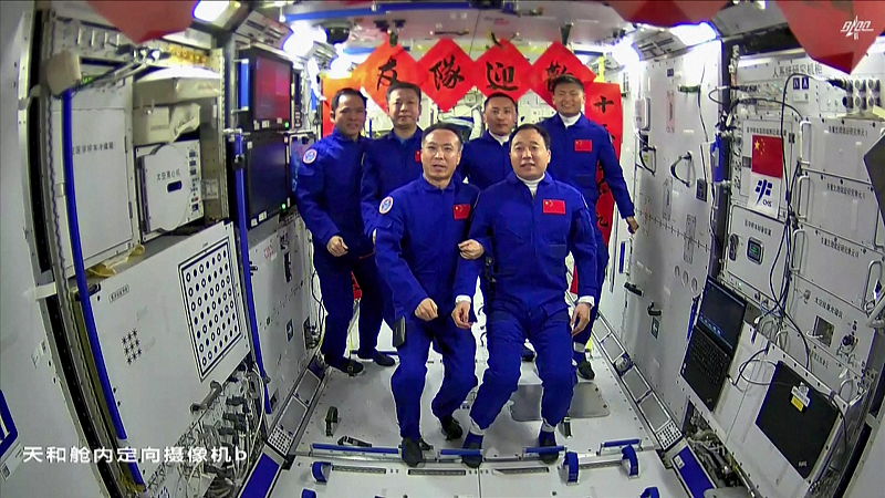 中国神舟十六号载人飞船成功发射，展示中国太空实力与科技创新！