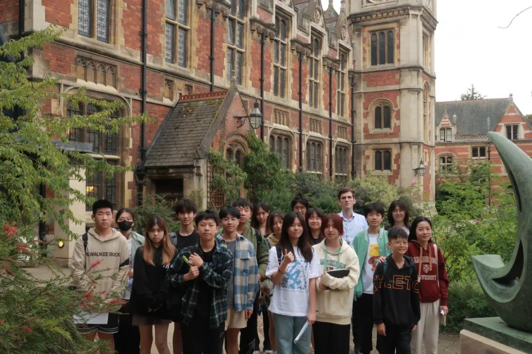 官媒看曼校丨每班仅20人！暑假住进牛津剑桥，深圳这所宝藏学校太惊艳……