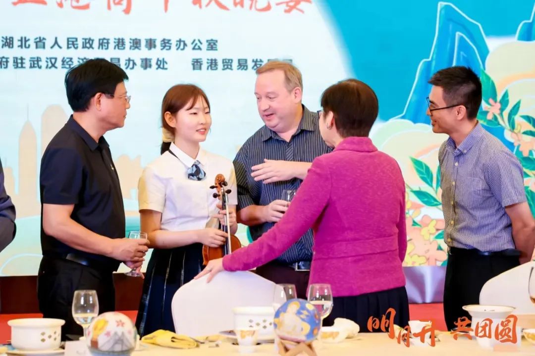 News | 武汉爱莎学校受邀参加在鄂港企港商中秋联谊会