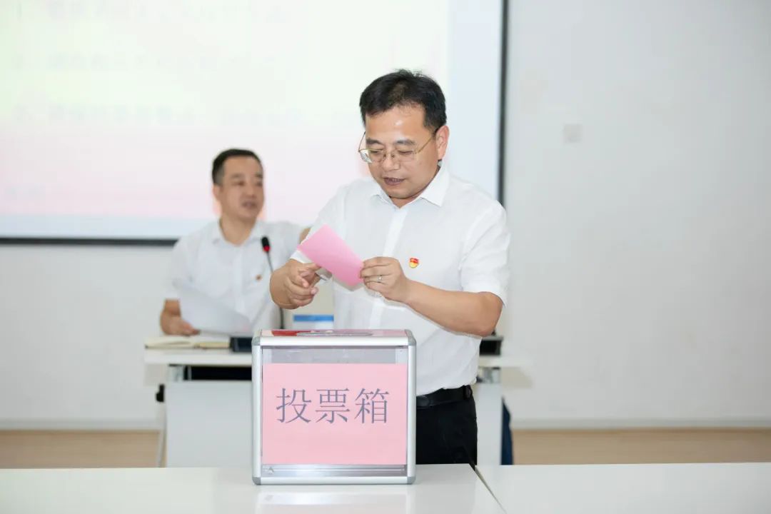 中共湖州市南太湖双语学校支部委员会圆满完成换届选举