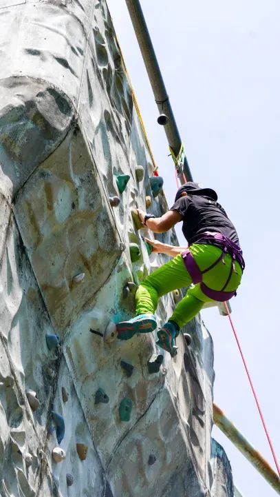 顶峰相见 勇气彰显｜华朗国际课程体系举办攀岩活动