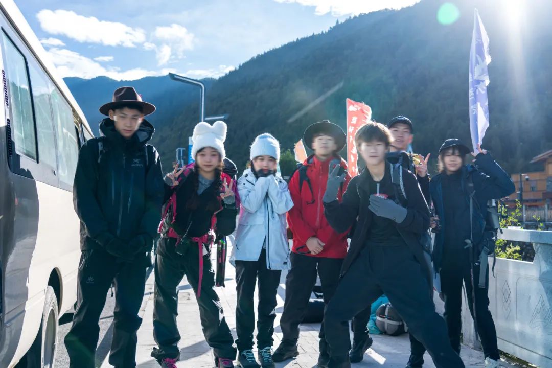Risk-takers ｜爱莎高中学子假期登顶海拔五千米四姑娘山