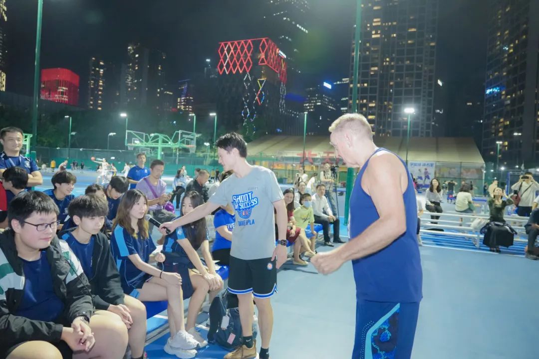 深圳曼校五星篮球学院揭牌 百万奖学金助力学生“投向未来”