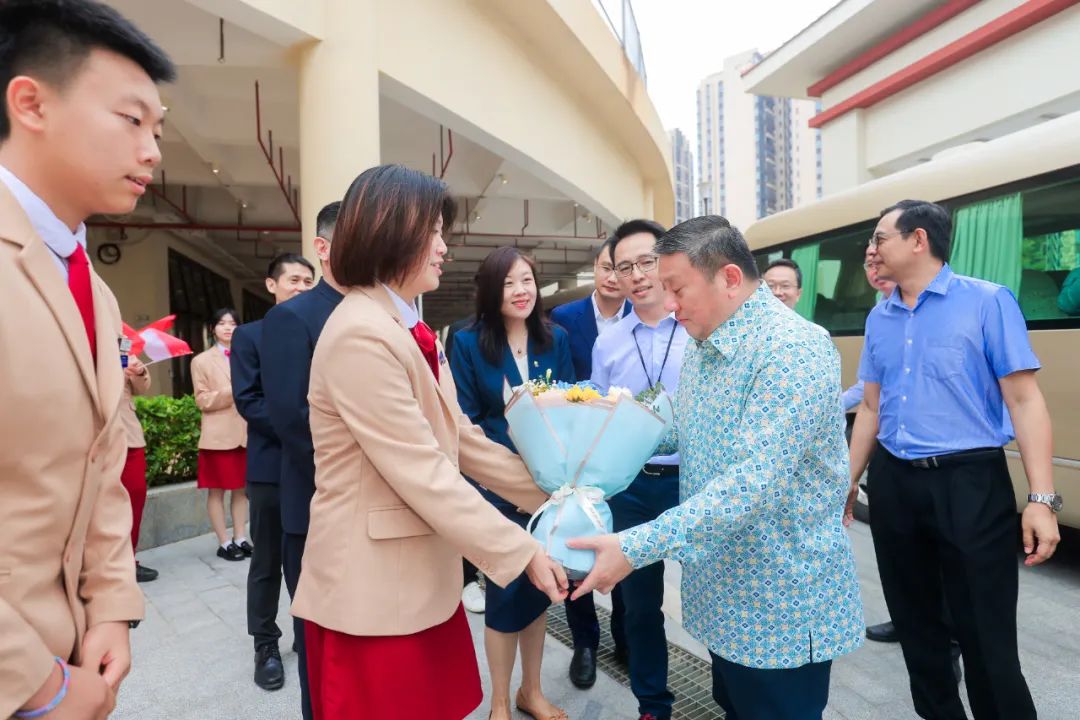 新加坡驻华大使陈海泉先生一行参访广州新侨学校