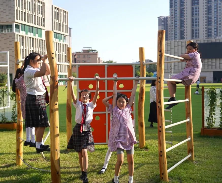 每天充足休息游乐时间，促进孩子们快乐学习成长 Playtime at LEH Foshan Prep School