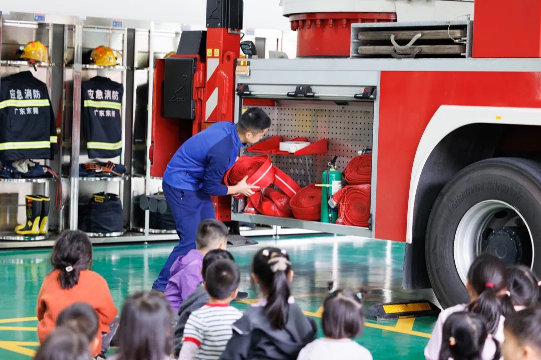 消防“零距离”——记清澜山幼儿园消防安全月活动