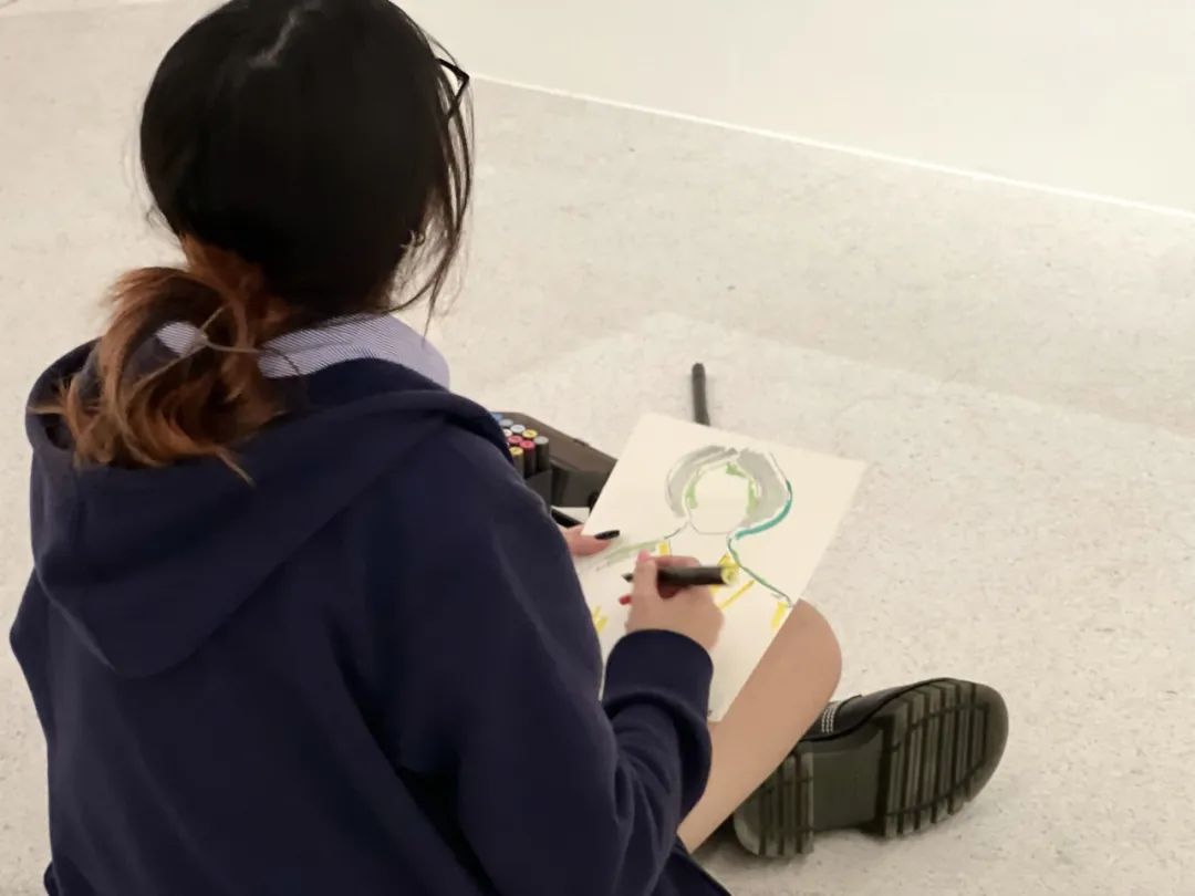 斜杠艺术生 | 一人一本一支笔，艺术生们在美术馆里画什么？