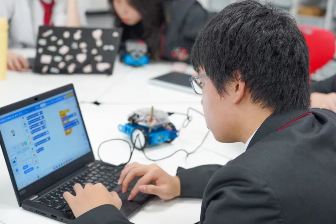 佛山霍利斯学子获IGCSE计算机科学中国最高分Top 1 in China: Celebrating IGCSE Success