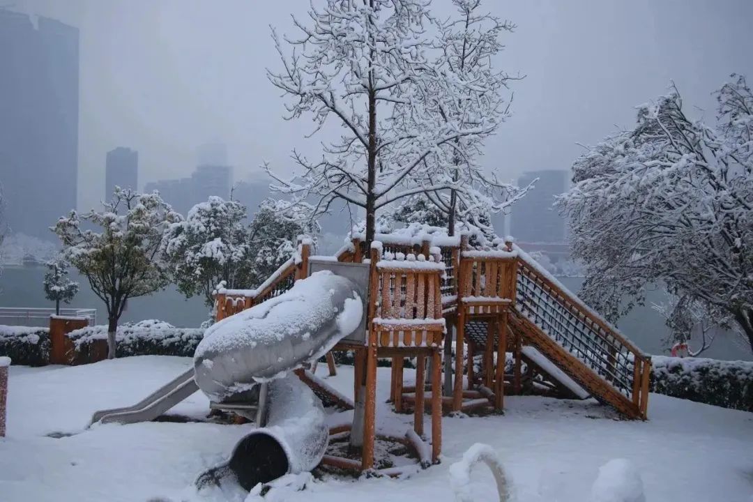 顶级浪漫，如约而至 I 彼一米校园“雪景大片”来袭 Romantic Snowy Day At BeeMee