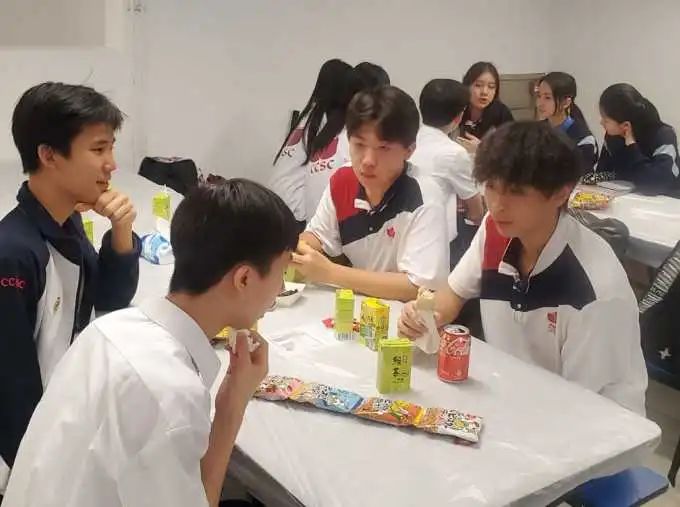 中加学子对话香港圣保罗男女中学师生——开展圆方交流活动