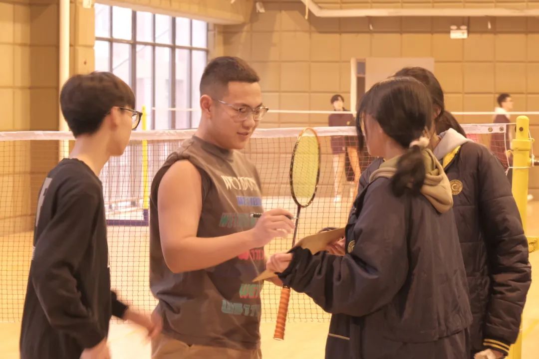 华顿高中部｜青春有你，“羽”你同行——高中部第二届羽毛球比赛